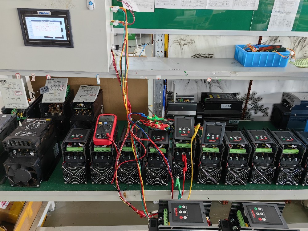 晶闸管在交流电力调解器中是怎样实现电压调理的？？？