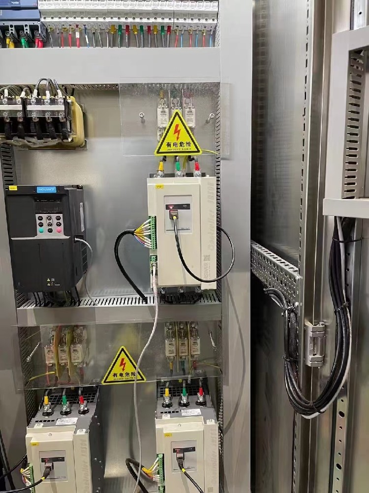 在医疗装备中使用电力调解器，，，，需要重点关注哪些特殊的清静标准？？？？