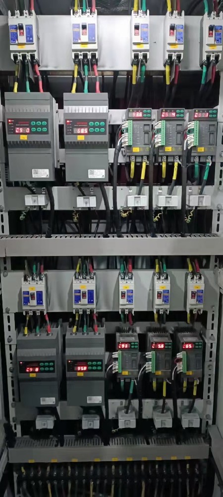 电力调解器在微电网系统中，，，，怎样协调差别能源发电单位的电力输出？？？？